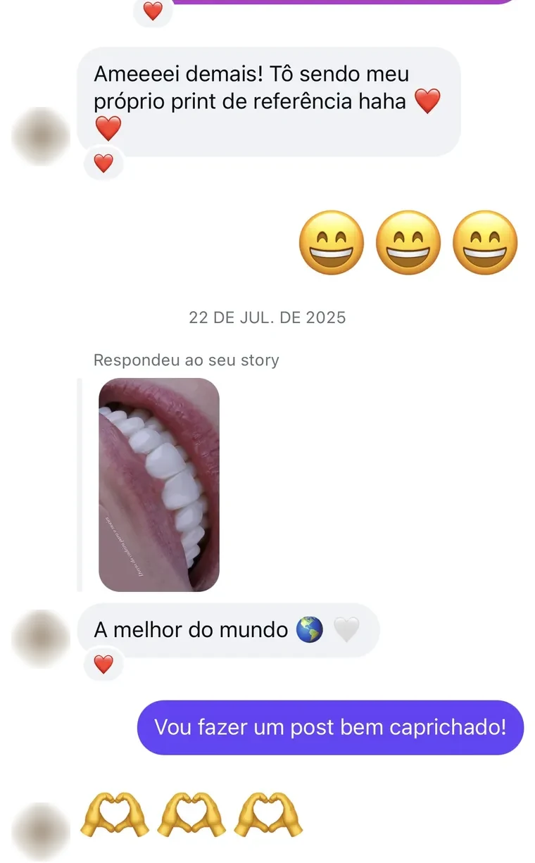 Conversa no Instagram: a paciente escreve “Ameeei demais! Tô sendo meu próprio print de referência” e “A melhor do mundo” ao ver as fotos do sorriso