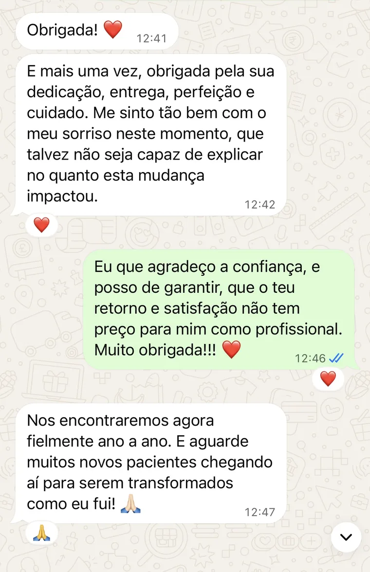 Conversa no WhatsApp: a paciente agradece e escreve “Me sinto tão bem com o meu sorriso neste momento, que talvez não seja capaz de explicar no quanto esta mudança impactou”