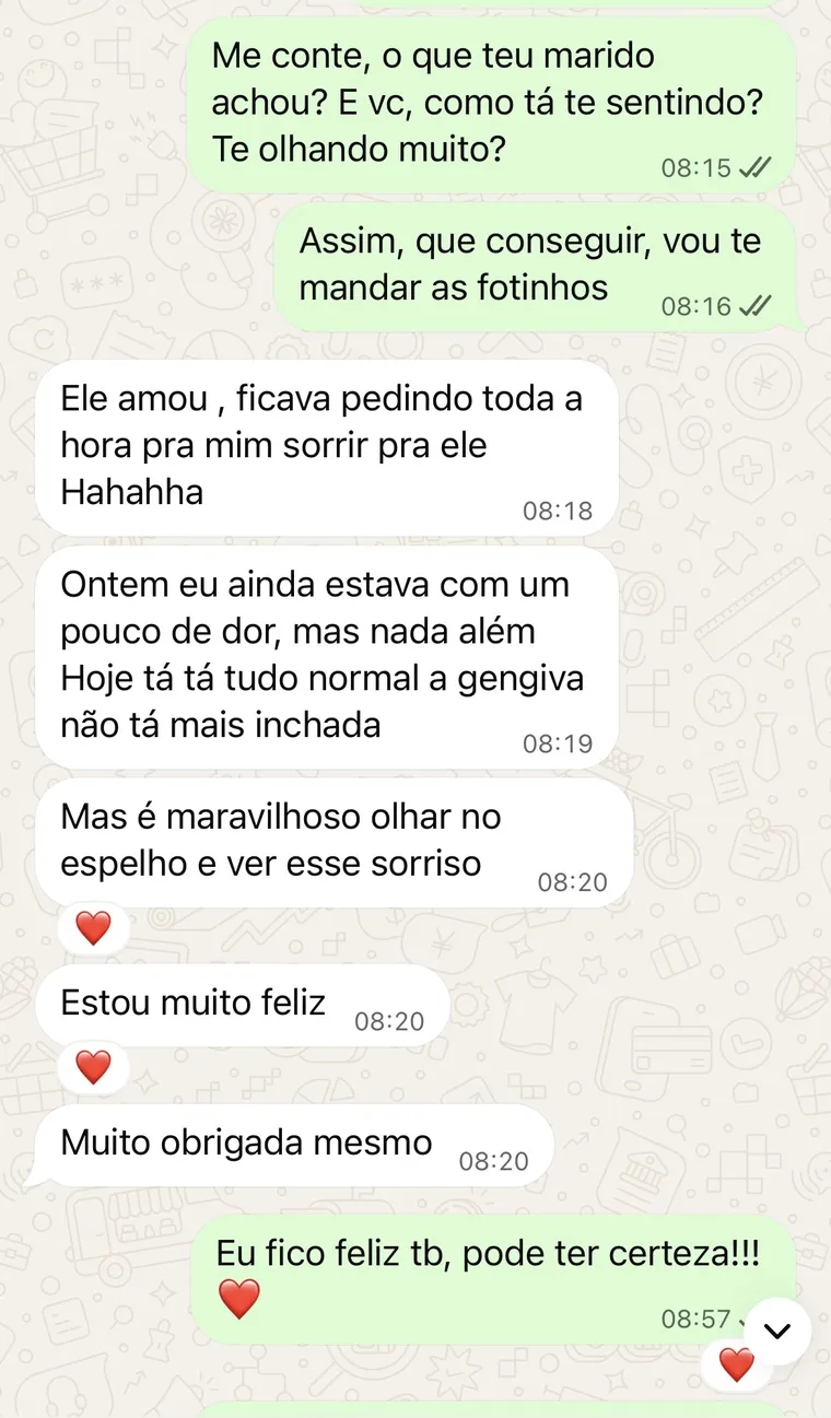 Conversa no WhatsApp: a paciente conta que o marido amou o resultado e escreve “É maravilhoso olhar no espelho e ver esse sorriso. Estou muito feliz”